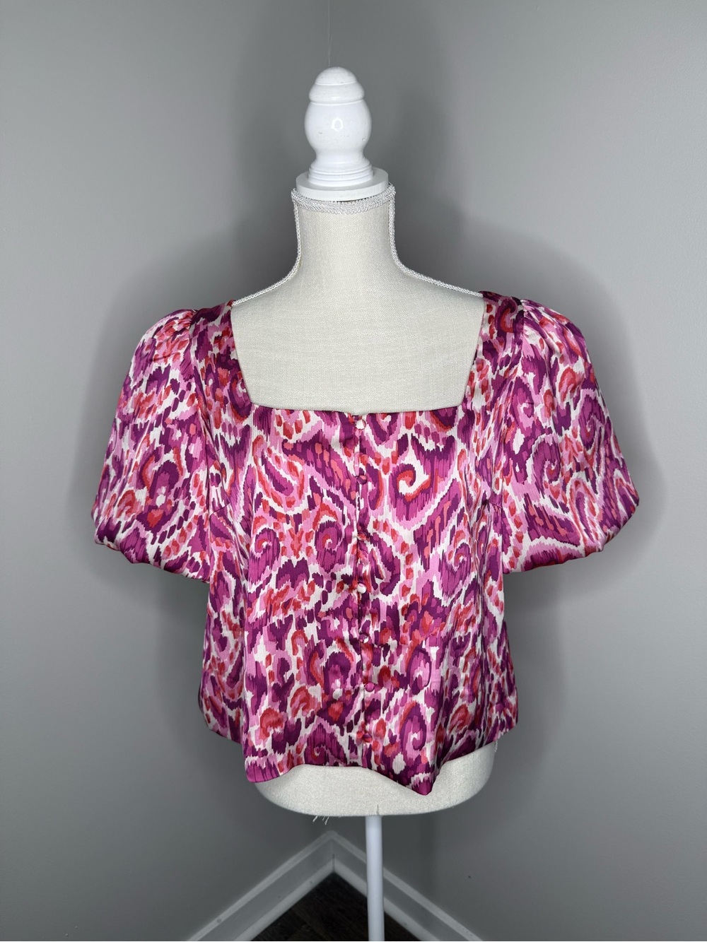 Elliatt Pink & Fuchsia Abstract Square Neck Puff Sleeve Satin Top